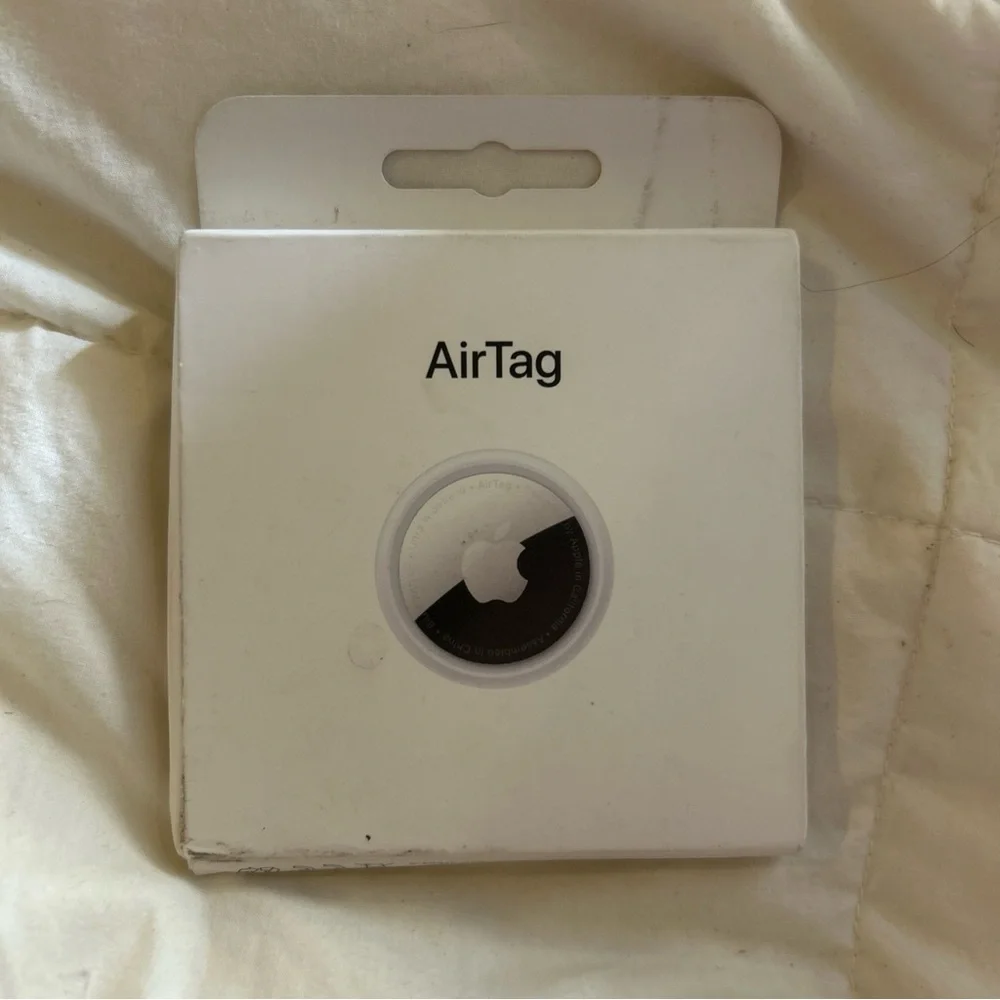 Apple AirTag in White Box - Picture 1 of 3
